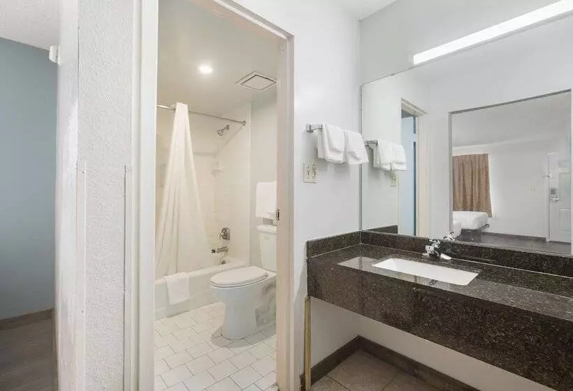 Отель Americas Best Value Inn Stockbridge