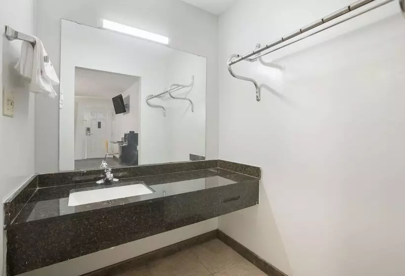 Отель Americas Best Value Inn Stockbridge