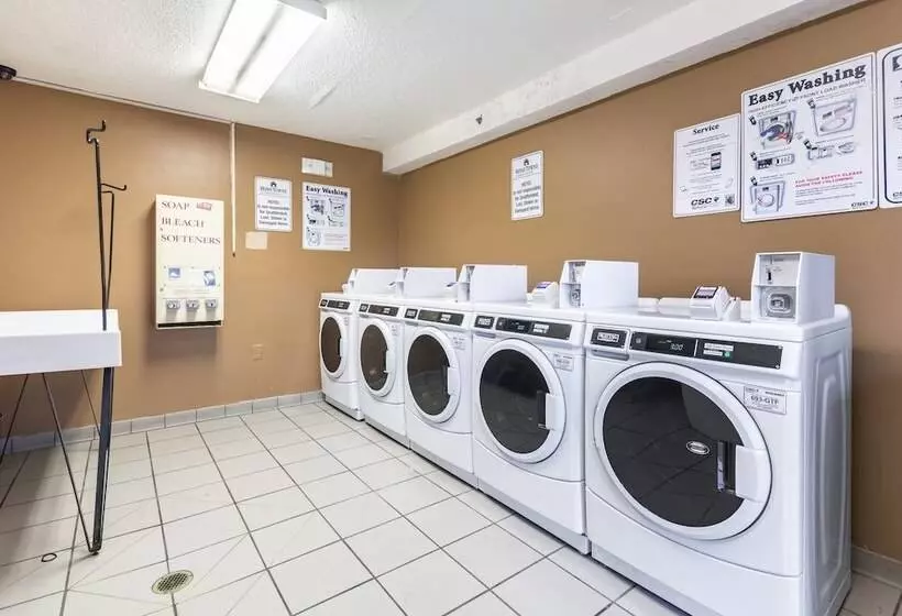 فندق Hometowne Studios By Red Roof Louisville