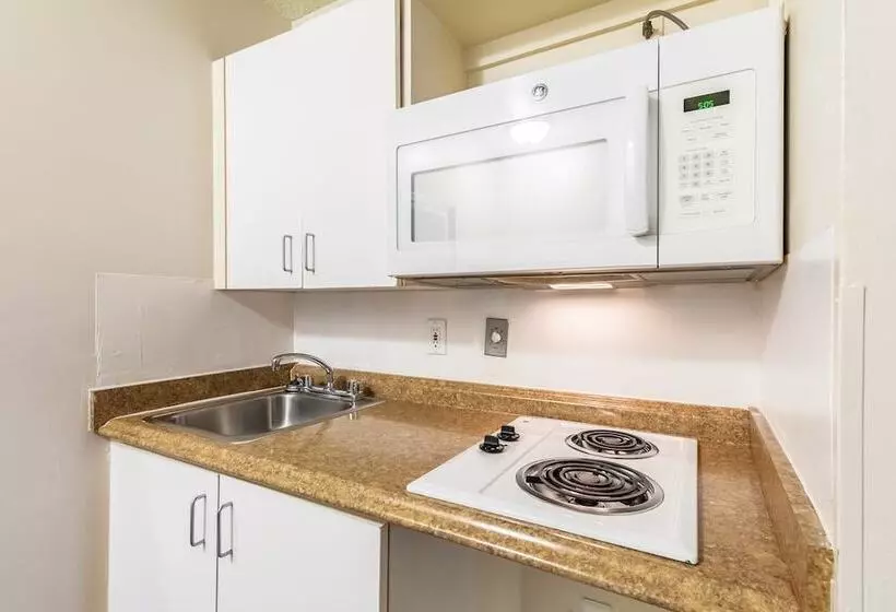 فندق Hometowne Studios By Red Roof Louisville