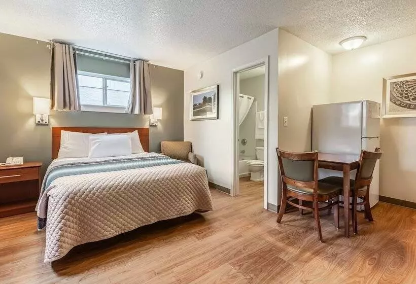 فندق Hometowne Studios By Red Roof Louisville