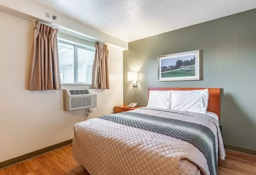 فندق Hometowne Studios By Red Roof Louisville