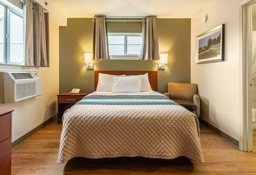 فندق Hometowne Studios By Red Roof Louisville