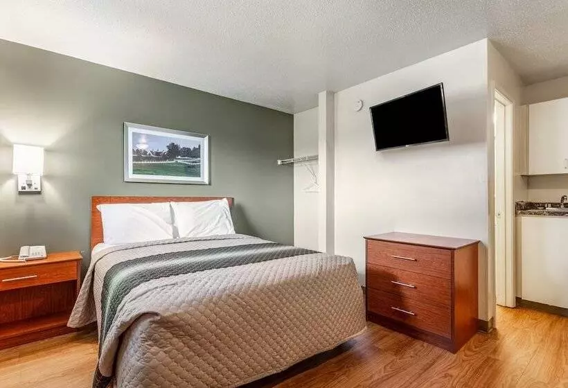 فندق Hometowne Studios By Red Roof Louisville