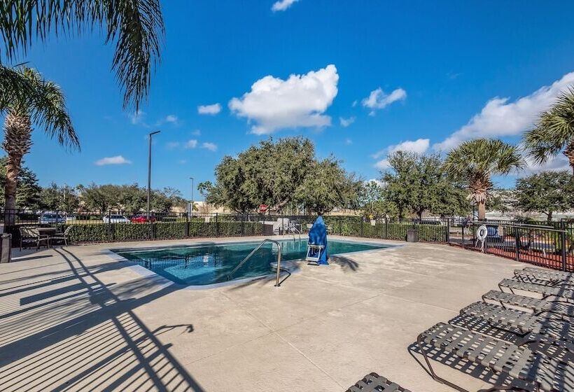 בית מלון כפרי Hometowne Studios By Red Roof Orlando South