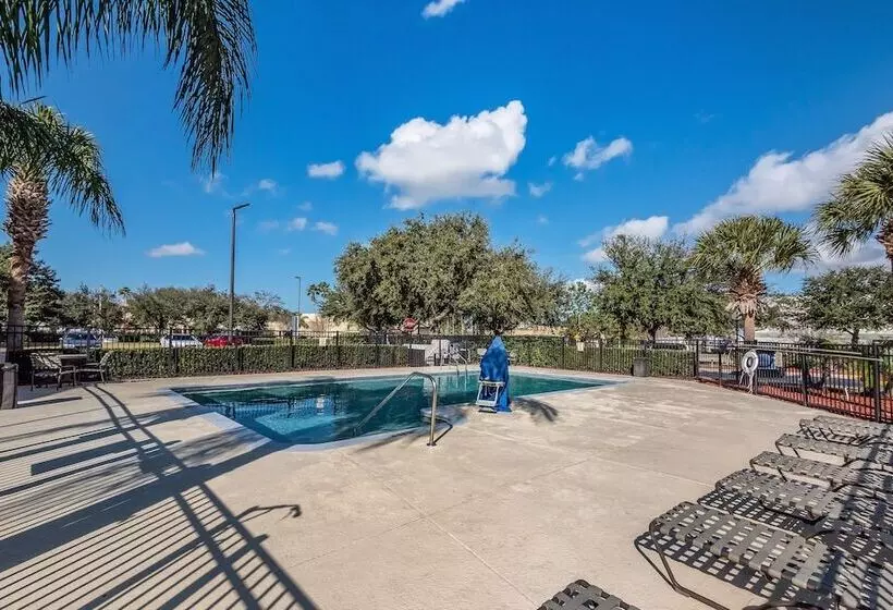 هتل Hometowne Studios By Red Roof Orlando South