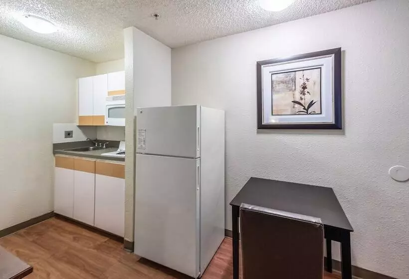 هتل Hometowne Studios By Red Roof Orlando South