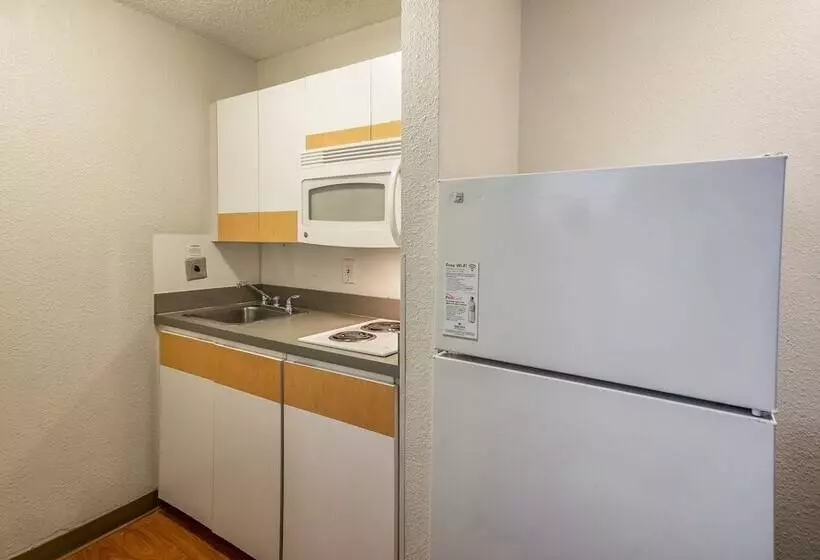 هتل Hometowne Studios By Red Roof Orlando South