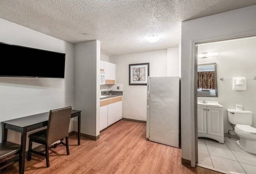 בית מלון כפרי Hometowne Studios By Red Roof Orlando South