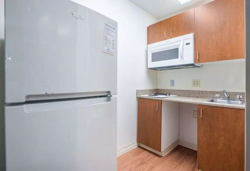 هتل Hometowne Studios By Red Roof Orlando South