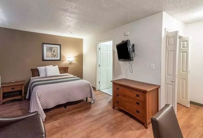 هتل Hometowne Studios By Red Roof Orlando South