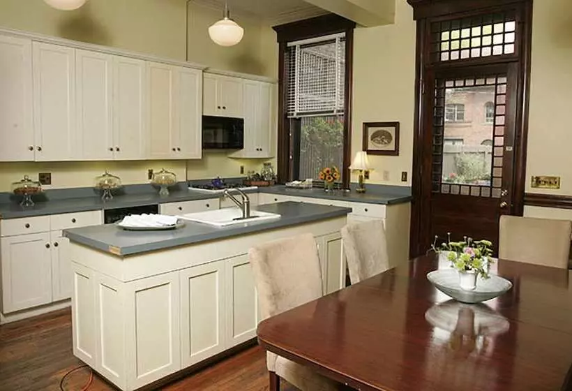 ホテル Morgan State House Inn