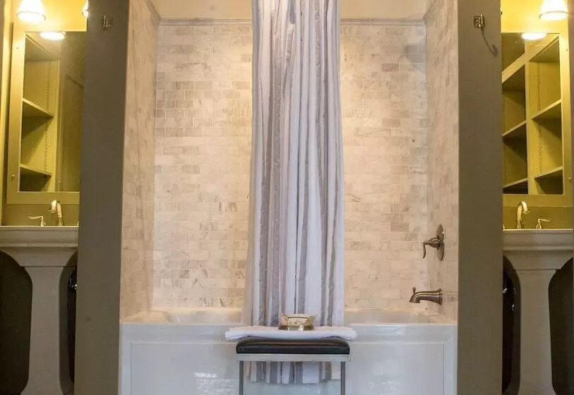 ホテル Morgan State House Inn