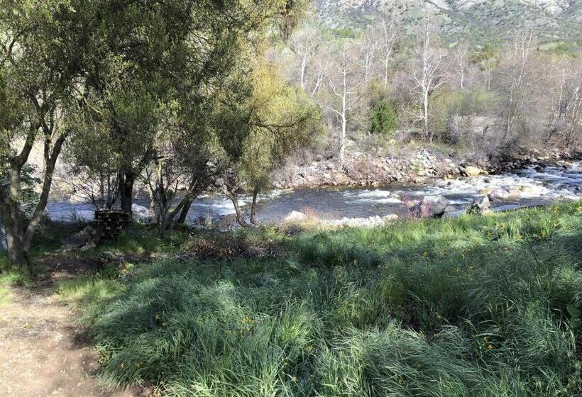 בית מלון כפרי Sierra Lodge Three Rivers