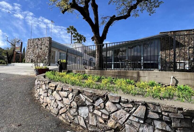 בית מלון כפרי Sierra Lodge Three Rivers