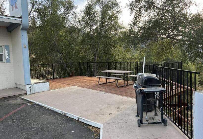 בית מלון כפרי Sierra Lodge Three Rivers