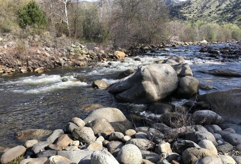 בית מלון כפרי Sierra Lodge Three Rivers