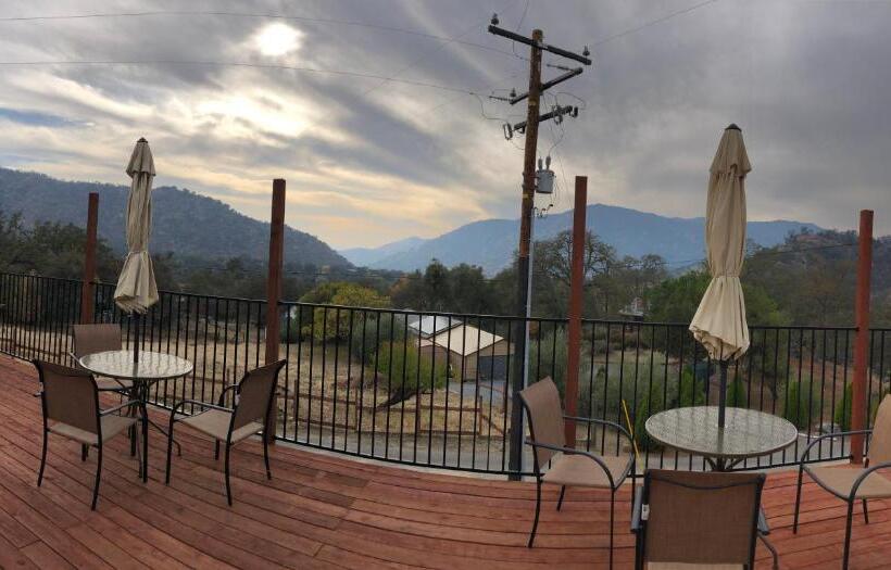 בית מלון כפרי Sierra Lodge Three Rivers