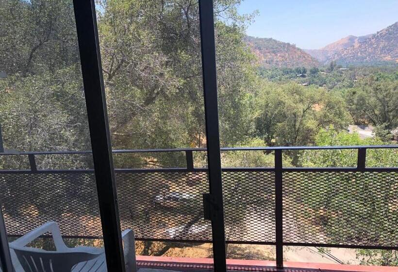 בית מלון כפרי Sierra Lodge Three Rivers