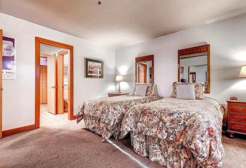 Отель Silver Cliff Park City Condos