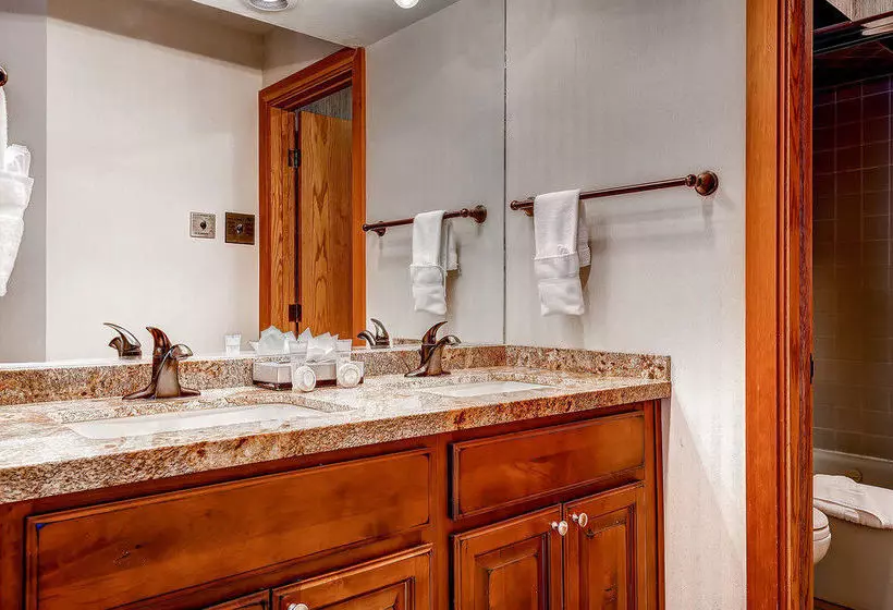 Отель Silver Cliff Park City Condos