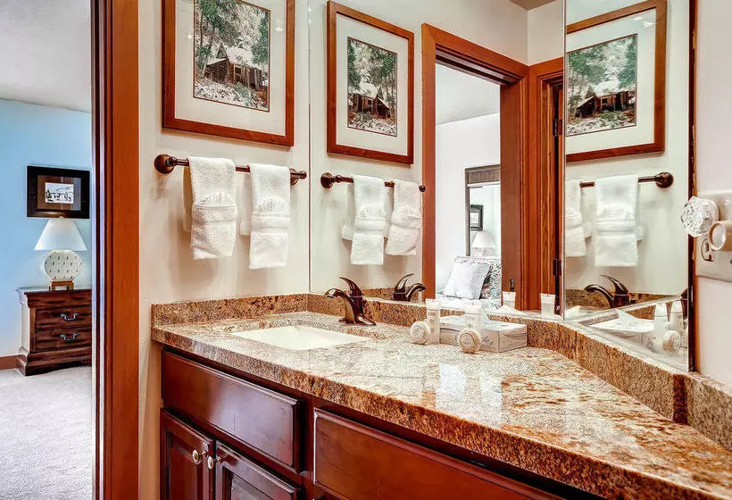 Отель Silver Cliff Park City Condos