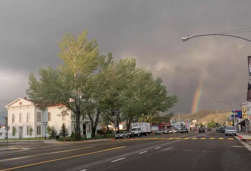 호텔 Silver Maple Inn And The Cain House Country Suites