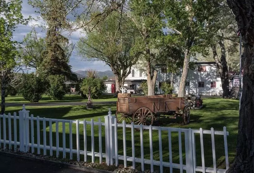 호텔 Silver Maple Inn And The Cain House Country Suites