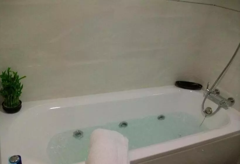 Hotelli Hostal Alcalá Del Jucar