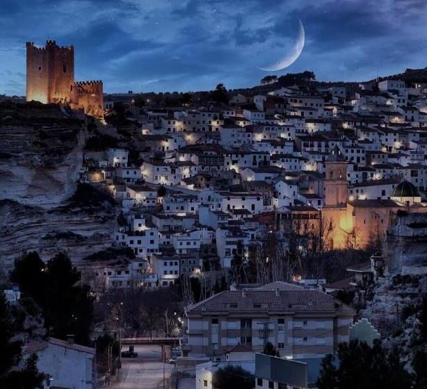 هتل Hostal Alcalá Del Jucar