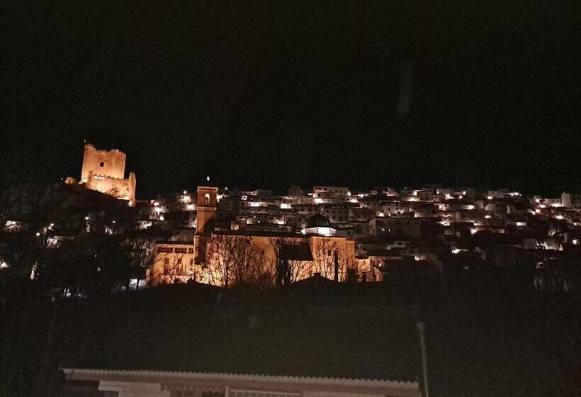 هتل Hostal Alcalá Del Jucar