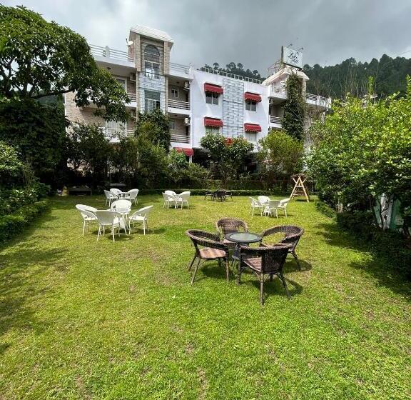 Отель Royal Court By The Lake Hill