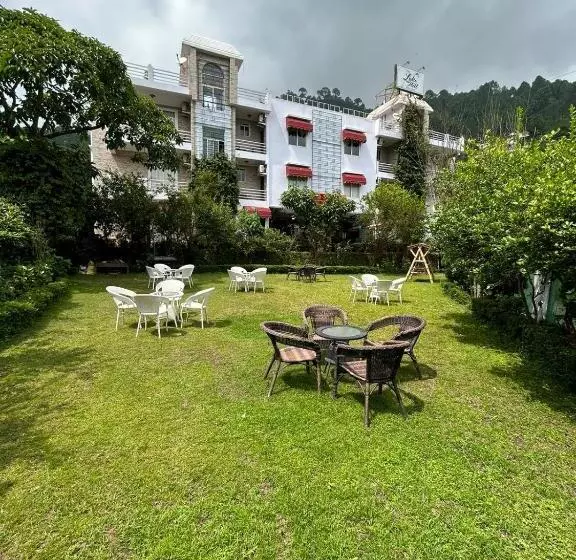 ホテル Royal Court By The Lake Hill