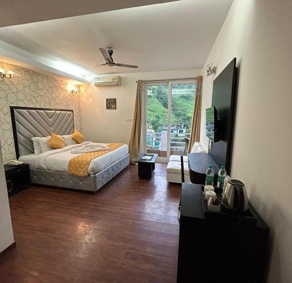 Отель Royal Court By The Lake Hill