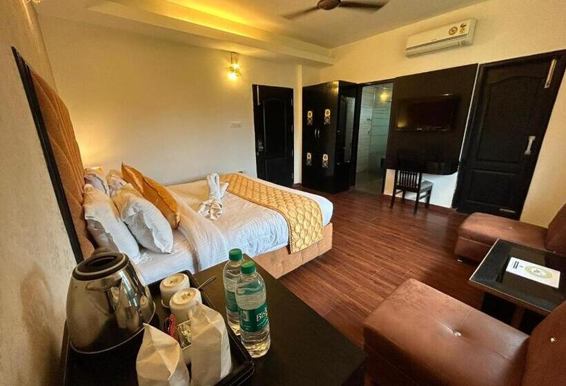 Отель Royal Court By The Lake Hill