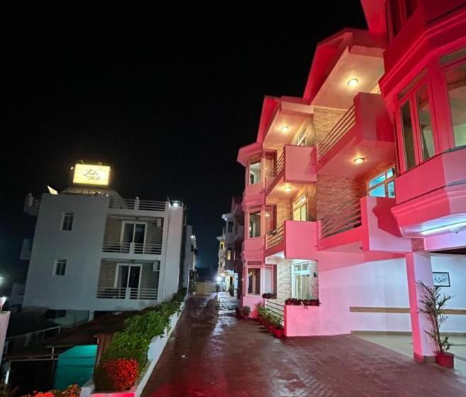 Отель Royal Court By The Lake Hill