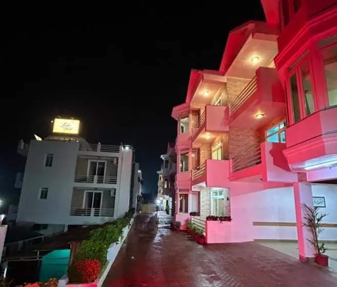 ホテル Royal Court By The Lake Hill