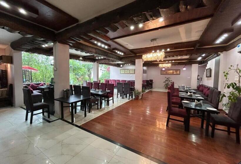 Отель Royal Court By The Lake Hill