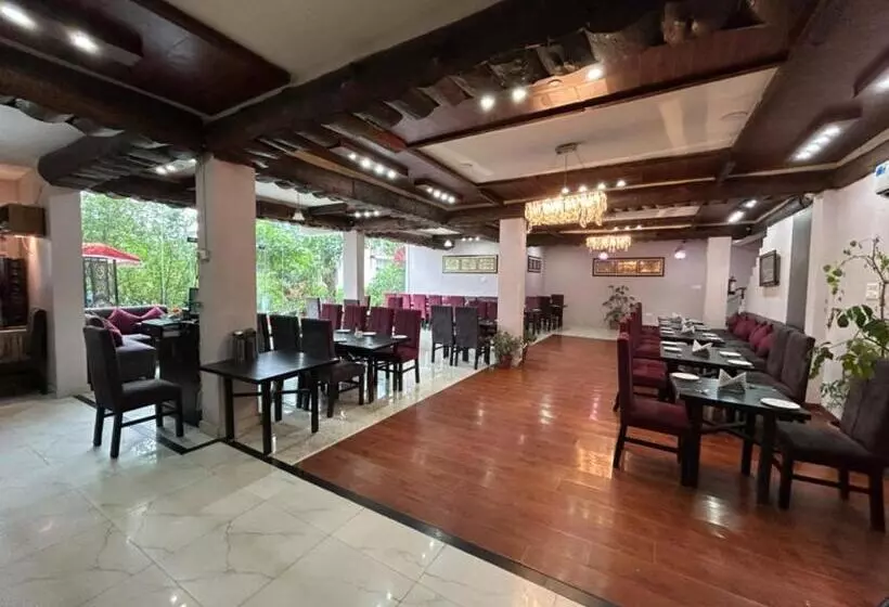 ホテル Royal Court By The Lake Hill