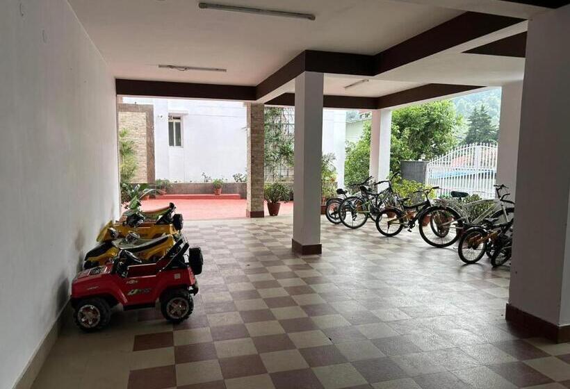 Отель Royal Court By The Lake Hill