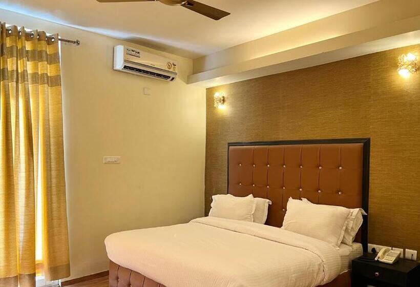 Отель Royal Court By The Lake Hill