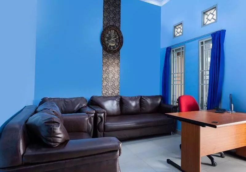 ホテル Oyo 2923 Lavenia Kost 2