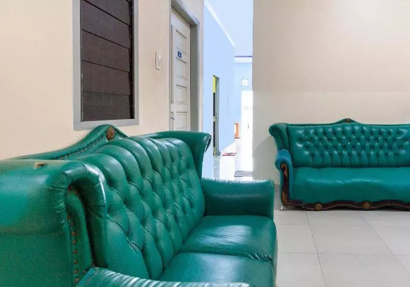 ホテル Oyo 2923 Lavenia Kost 2