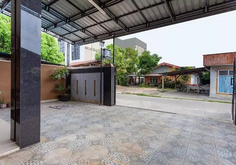 ホテル Oyo 2923 Lavenia Kost 2