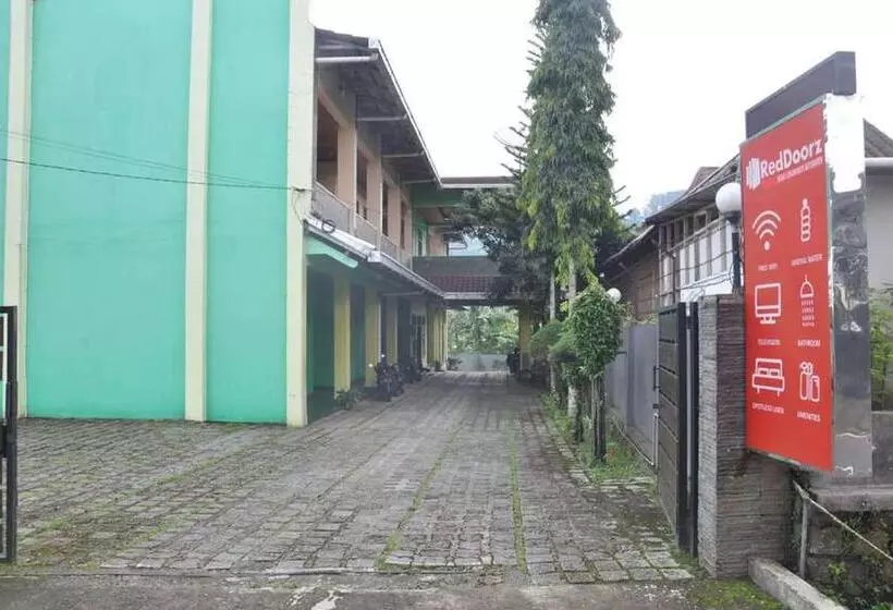 ホテル Reddoorz Near Lokawisata Baturaden