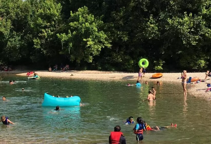 Hotelli Cassville Four Seasons Inn & Suites