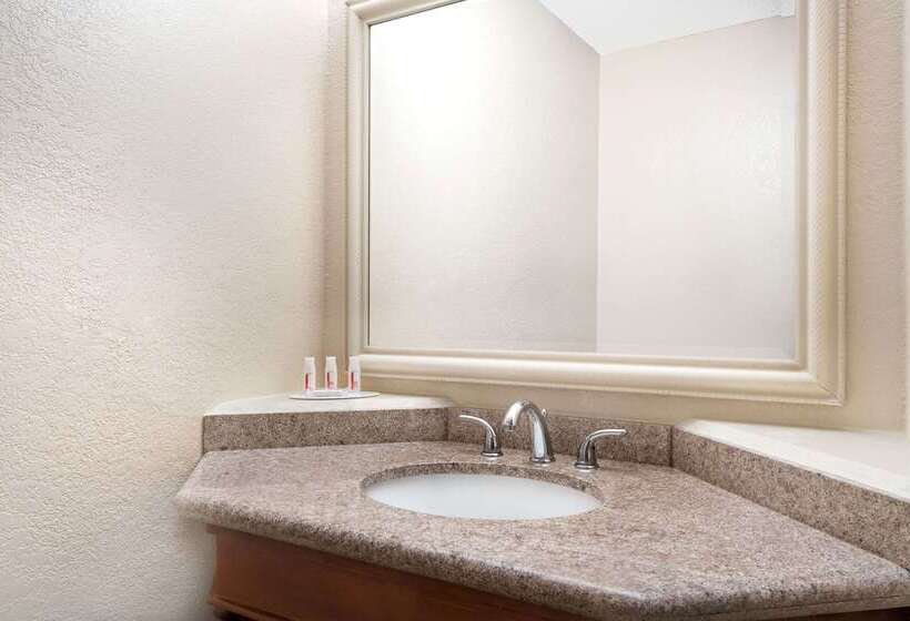 Отель Baymont By Wyndham Stevens Point