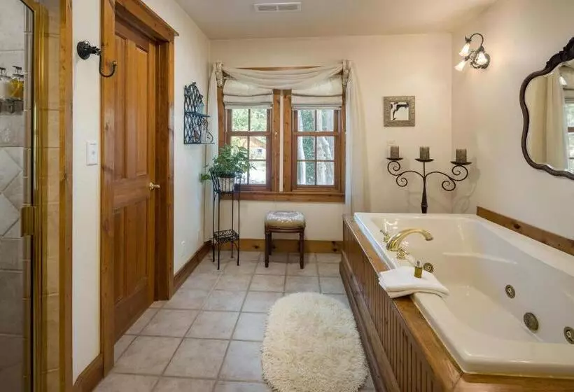 Отель Sunflower Hill Inn