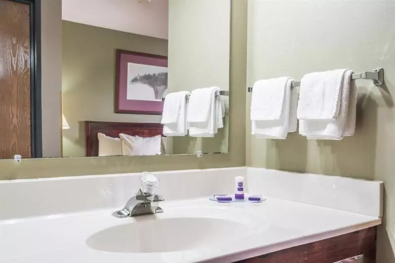 فندق على الطريق Heartland Hotel And Suites