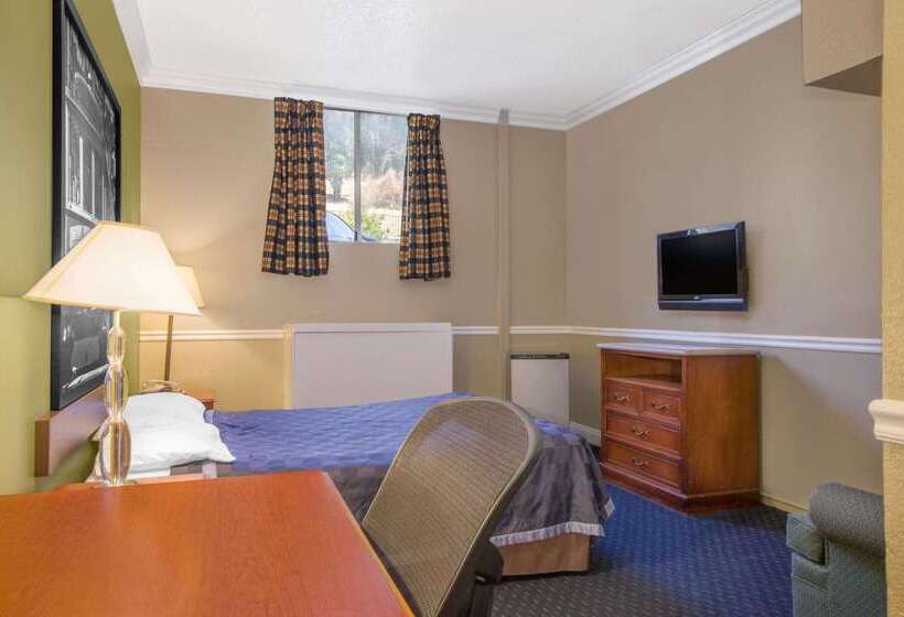 مُتل Super 8 By Wyndham Hayward Downtown